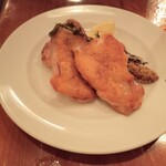 Bar＆Bistro 64 - チキン。皮がパリッとしてて美味でした。