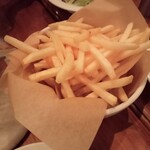 Bar＆Bistro 64 - ポテト。既に塩ついてました。