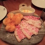 Bar＆Bistro 64 - 前菜その2。こちらはリクエストで追加。ローストビーフが美味でした。となりは海老の揚げた物でした。