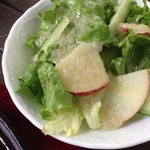 レストランGUMBO - サラダはリンゴ入り
