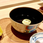 炎水 - 河豚唐揚げ様のフィンガーボールですが、焙じ茶と酢橘で旨そうなので少し味見します。