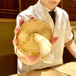 炎水 - 開いた香り立つ松茸はせいこ蟹とてっちりに