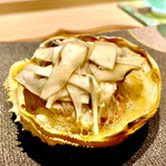 炎水 - 甲羅焼きのせいこ蟹には松茸を　甲羅の内側も炙っていて更に香り立ちます
