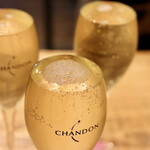 餃子とスパークリング バブルス - こぼれスパークリング