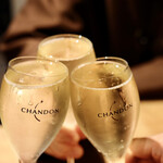 餃子とスパークリング バブルス - こぼれスパークリングで乾杯♪