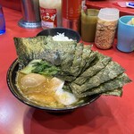 家系総本山 ラーメン 吉村家 - チャーシュー麺900円・味玉50円・海苔60円・ライス130円