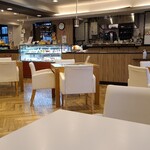 Fruit Cafe TAMARU - 広島アンデルセンの本店を建て替え中に仮の本店として使っていたお店の2階に居抜きで入居されています
            カウンター4席、テーブル4席×10卓の総席数44席の大箱
            お客さんは疎ら
            男性スタッフ1名で運営