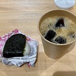 ANAフェスタ - 料理写真:梅おにぎり、アイスコーヒー