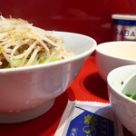 ラーメン二郎 - 汁なし半分＋ニンニク＋青ネギ玉子