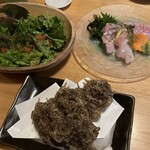 沖縄料理　万座テーブル - 海ぶどうのサラダはたっぷりです。