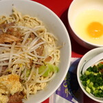 ラーメン二郎 - 汁なし半分＋ニンニク＋青ネギ玉子