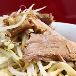 ラーメン二郎 - 豚の厚み