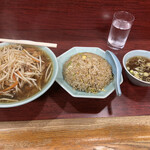 園春 - もやしラーメンと卵チャーハン