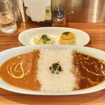 カリーアップ - 【奥】ポテトサラダ&コールスロー 350円 / 【手前】コンビネーションカレー 左：バターチキン、右：牛スジ、Lサイズ 1,500円