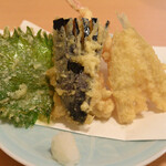 吉喜 - 天ぷら盛り合わせ（野菜とキスの裏にはエビが3尾隠れています）