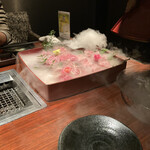 焔立つ肉寿司と牛タンタワー 肉処 双葉 三宮 - 