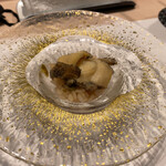 新宿 鮨 よこ田 - 蒸し鮑の丼風 鮑と肝のバター風味美味しい