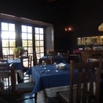 Brasserie Nakagawa - 黒壁にネイビーブルーのテーブルクロスを合わせたシックな店内。