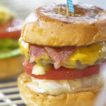 Yasuda Burger - 調理中の風景。ベーコンチーズバーガー（1,300円）の完成。もしかするとトッピングでベーコンを一枚（250円）追加しているかも？