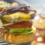 Yasuda Burger - 調理中の風景。おそらくベーコンチーズバーガー（1,300円）。