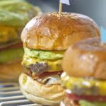 Yasuda Burger - 調理中の風景。アボカドチーズバーガー（1,300円）の完成。