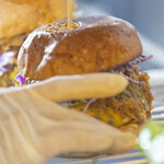 Yasuda Burger - 調理中の風景。プルドポークバーガー（1,450円）。