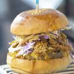 Yasuda Burger - 調理中の風景。プルドポークバーガー（1,450円）の完成。