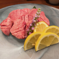 焼肉 龍華園 - 龍コース 6300円
                    特選厚切り黒タン