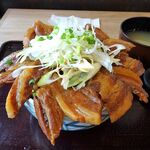 190767369 - 紅とん豚丼（メガ盛り）1,100円