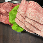 Kagayaki - 最初の焼肉盛り（三人分）　豚バラ　牛タン　牛肩ロース　牛ザブトン　高品質で美味しい
