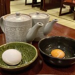 ちんや - 奥右が出汁スープ
            奥左が秘伝の割下
            卵は茨城県の奥久慈卵です♪