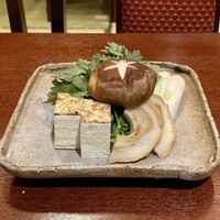 ちんや - 《ざく》
                    春菊・千住葱・車麩・焼き豆腐・しらたき・椎茸