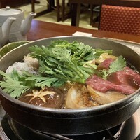 ちんや - 【すき焼き】蒸気車コース 
                    すき焼きは中居さんがここまで準備して下さり、ここからは食べながらお肉を自分のペースで投入します♪