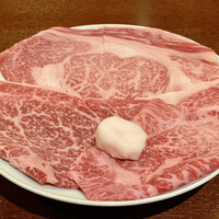 ちんや - 【すき焼き】蒸気車コース 
                    お肉は熟成肉盛り合わせ120g、熟成適サシ肉と熟成赤身肉の食べ比べができます♪
                    この日は岩手県産雌牛
                    手前の二切れが赤身肉
                    真ん中二切れがサーロイン
                    奥の大きなお肉はロース