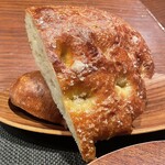 Sangenjaya Icchoumeshokudou - フォカッチャ、下にはフランスパンみたいなのが。これ以外にもでかいパンが2種類