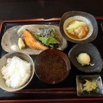 料理屋 壱 - 日替りランチ900円銀鮭炭火焼と鶏煮込み