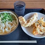 うどんや - かけうどん(小)、ゲソ天、かき揚げ