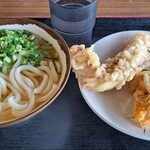 うどんや - かけうどん(小)、ゲソ天、かき揚げ