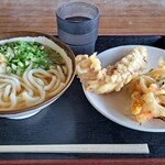 うどんや - かけうどん(小)、ゲソ天、かき揚げ