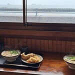 うどんや - かけうどん(小)、ゲソ天、かき揚げと海の景色