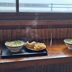 うどんや - かけうどん(小)、ゲソ天、かき揚げと海の景色