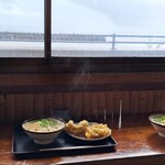 うどんや - かけうどん(小)、ゲソ天、かき揚げと海の景色