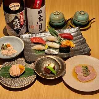 季節で一番合う味わいを楽しめる、店主おすすめの日本酒を