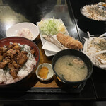JAPANESE RESTAURANT 食楽 たざわこ - 日替りランチ（ポテトサラダ付焼鳥丼＋大根サラダ付大粒カキフライ） 1,000円