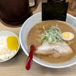 てっちゃんの味源 - 豚骨醤油＋無料ライス