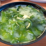 活魚料理 びんび家 - ワカメたっぷりの味噌汁