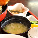 たちばな家 - みそ汁、小鉢、フルーツ