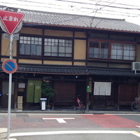 割烹たいら - 堺町通下がって仏光寺通に当たった所。白い暖簾。