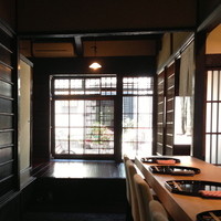 割烹たいら - 席から仏光寺通りが良く見えます。