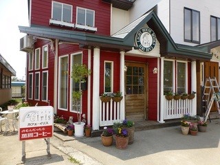 cafe　Iris - 赤と白が可愛い建物